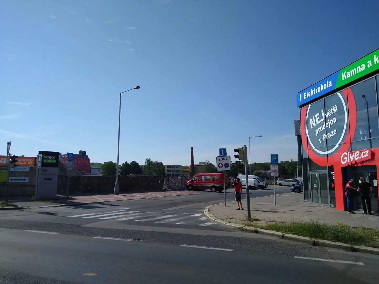 Na této křižovatce doleva (ze směru Černý most) nebo doprava (ze směru od Harfy) Na této křižovatce doleva (ze směru Černý most) nebo doprava (ze směru od Harfy)