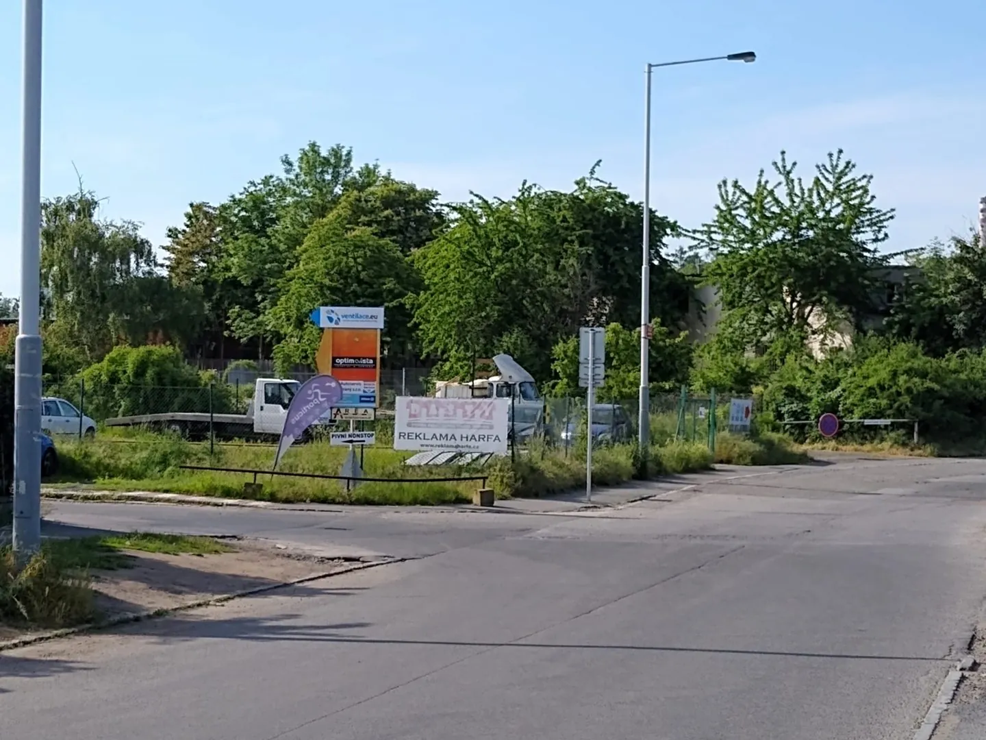 Příjezd do areálu budovy z ulice U Elektry Příjezd do areálu budovy z ulice U Elektry